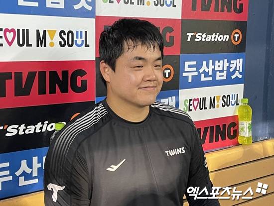LG 트윈스 장현식이 26일 서울 잠실야구장에서 열린 2025 신한 SOL Bank KBO리그 두산 베어스와 원정 경기 승리 후 취재진과 인터뷰에 응하고 있다. 엑스포츠뉴스 잠실, 김유민 기자