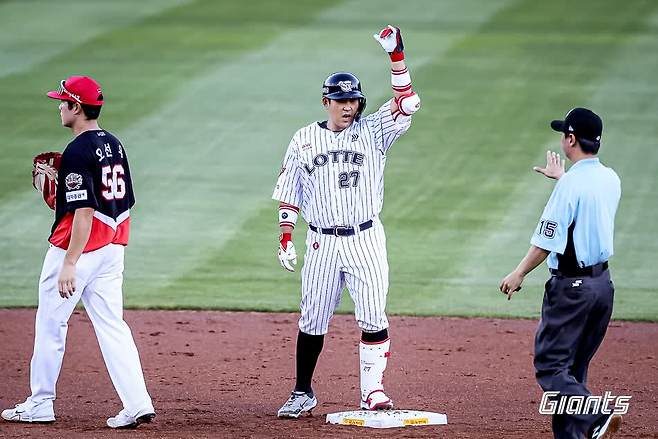 롯데 자이언츠 포수 유강남이 27일 부산 사직야구장에서 열린 2025 신한 SOL Bank KBO리그 KIA 타이거즈와의 팀 간 12차전에서 2안타 2타점을 기록, 팀 승리에 힘을 보탰다. 사진 롯데 자이언츠