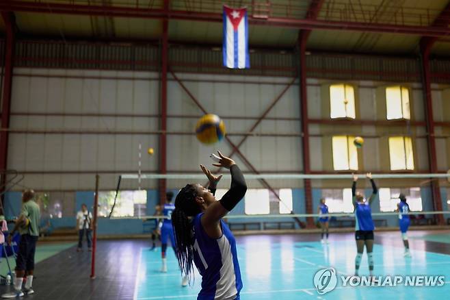 아바나에서 훈련하는 쿠바 여자배구 국가대표 선수들 [AP 연합뉴스 자료사진. 재판매 및 DB 금지]