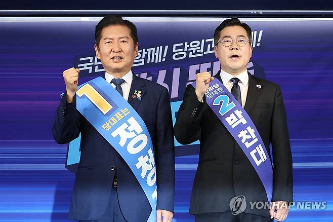 파이팅 외치는 민주당 당대표 후보 (서울=연합뉴스) 김주성 기자 = 더불어민주당 정청래·박찬대(오른쪽) 당대표 후보가 20일 서울 여의도 당사에서 열린 8·2 전당대회 순회 경선 영남권 합동연설회에서 파이팅을 외치며 기념 촬영하고있다. 2025.7.20 utzza@yna.co.kr