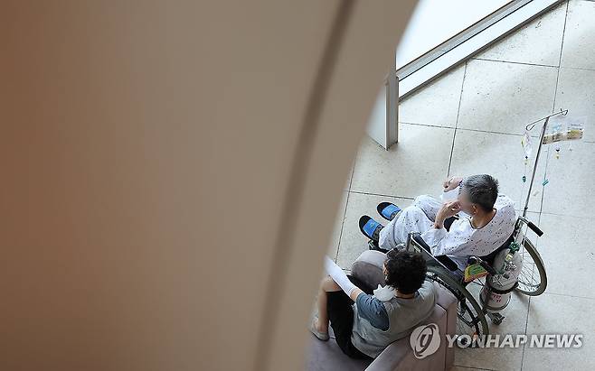휴식 취하는 환자 [연합뉴스 자료사진]