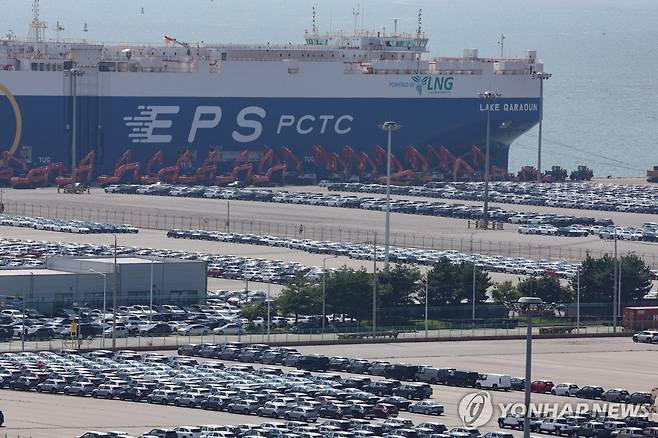 수출길 기다리는 자동차 행렬 (평택=연합뉴스) 이진욱 기자 = 24일 경기도 평택항 부근에 수출용 차들이 세워져 있다. 미국이 일본산 자동차 관세를 27.5%에서 15%로 낮추기로 합의하면서 업계에서도 향후 협상 결과에 대한 기대가 고개를 들고 있다. 2025.7.24 cityboy@yna.co.kr