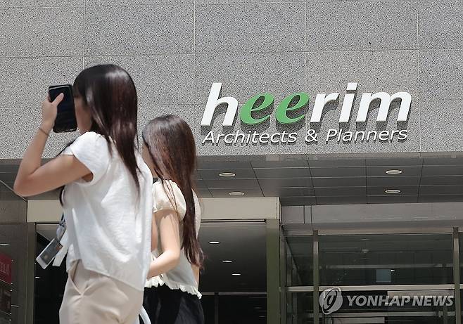 압수수색 진행 중인 희림종합건축사무소 (서울=연합뉴스) 류영석 기자 = 김건희 여사 관련 의혹을 수사하는 민중기 특별검사팀이 21일 코바나컨텐츠 후원업체인 서울 강동구 희림종합건축사무소 사무실 압수수색에 나섰다.
    사진은 이날 희림 사무실 모습. 2025.7.21 ondol@yna.co.kr