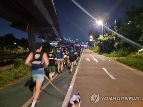 안전에 구별이 있나요 (서울=연합뉴스) 서윤호 인턴기자 = 지난 24일 밤 홍제천 부근에서 서대문구 러닝 순찰대와 강아지가 함께 달리고 있다. 2025.07.27