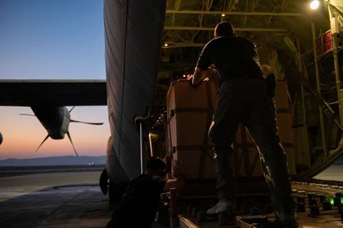 이스라엘군 수송기에 가자지구 공중 투하를 위한 구호품을 싣는 모습. [이스라엘군 제공. 재판매 및 DB 금지]