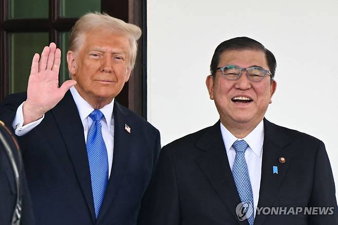 도널드 트럼프 미국 대통령(왼쪽)과 이시바 시게루 일본 총리 [AFP 연합뉴스 자료사진. 재판매 및 DB 금지]