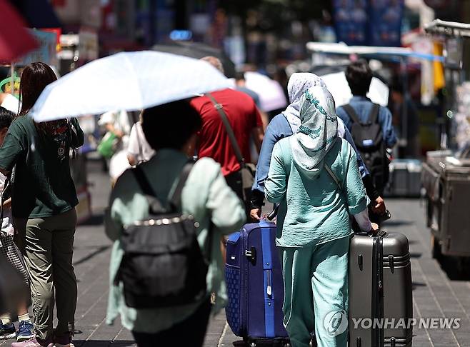한국 체류 외국인 273만명 '역대 최대'…3명 중 1명은 중국인 (서울=연합뉴스) 윤동진 기자 = 학업이나 근로, 관광 등의 목적으로 한국에 체류하는 외국인이 273만명을 넘어서며 역대 최고치를 기록한 것으로 집계됐다. 27일 법무부 출입국외국인정책본부에 따르면 올해 6월 말 기준 국내 체류 외국인은 273만2천797명으로, 전월보다 1.5%(4만68명) 증가했다.
    사진은 이날 명동거리. 2025.7.27 mon@yna.co.kr