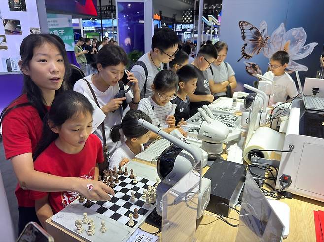 AI 로봇과 체스·바둑 두는 중국 어린이들     (상하이=연합뉴스) 정성조 특파원 = 27일 오전 중국 상하이에서 열린 '2025 세계인공지능대회(WAIC)' 전시장에서 어린이 관람객들이 인공지능(AI)을 상대로 체스와 바둑을 두고 있는 모습. 2025.7.27 xing@yna.co.kr