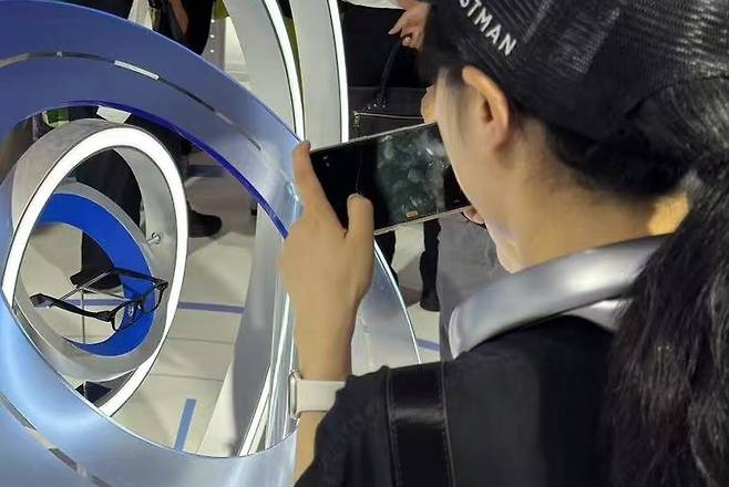 알리바바 AI 안경 '쿼크' 살펴보는 관람객 [촬영 정성조](상하이=연합뉴스) 정성조 특파원 = 27일 오전 중국 상하이에서 열린 '2025 세계인공지능대회(WAIC)' 전시장에서 알리바바 AI 안경 '쿼크' 살펴보는 관람객. 2025.7.27 xing@yna.co.kr