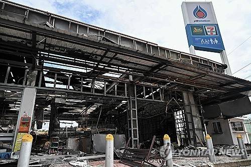 캄보디아군 공격받은 태국 주유소 [AFP 연합뉴스. 재판매 및 DB 금지]