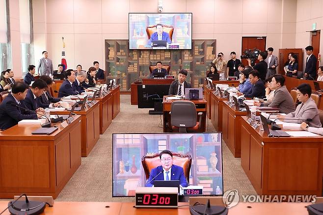 문체위, 최휘영 문체부 장관 후보자 인사청문회 계획서 채택 (서울=연합뉴스) 김주성 기자 = 22일 국회 문화체육관광위원회 전체회의에서 더불어민주당 소속 김교흥 위원장이 최휘영 문화체육관광부 장관 후보자에 대한 인사청문회 실시계획서 채택의 건과 관련해 발언하고 있다. 이날 회의에서 청문회 증인과 참고인은 여야 간사 합의 불발로 채택되지 못했다. 2025.7.22 utzza@yna.co.kr