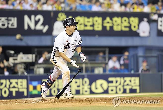 2점 차 벌리며 8-6으로 앞서가는 두산 (서울=연합뉴스) 임화영 기자 = 27일 서울 잠실야구장에서 열린 프로야구 LG 트윈스와 두산 베어스의 경기.
    8회말 무사 2, 3루 두산 박계범이 희생플라이를 치며 김기연이 홈인해 1점 득점에 성공했다. 2025.7.27 hwayoung7@yna.co.kr