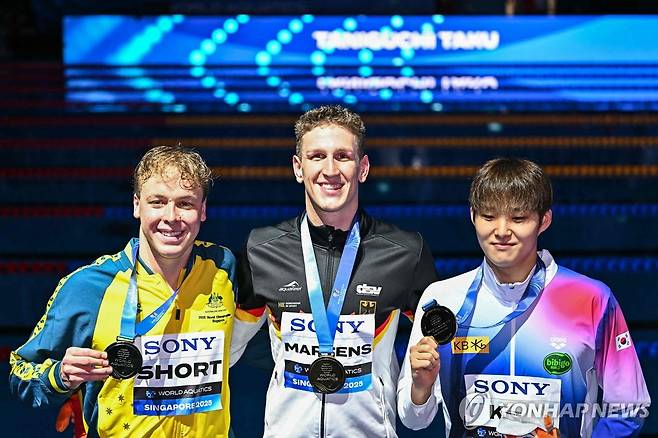 남자 자유형 400ｍ에서 동메달을 딴 김우민(오른쪽). [AFP=연합뉴스]