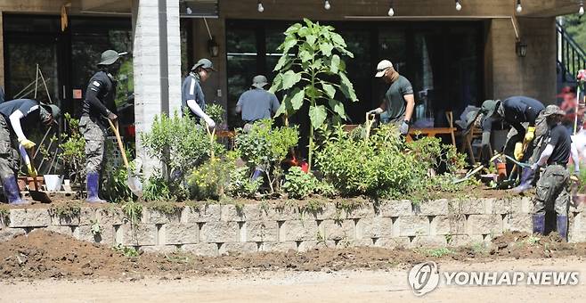 39도 폭염속 복구·수색 구슬땀…가평 수해 8일째 (가평=연합뉴스) 심민규 기자 = 27일 경기 가평군 조종면 대보2리에서 군인들이 마을 복구를 하고 있다. 2025.7.27 wildboar@yna.co.kr