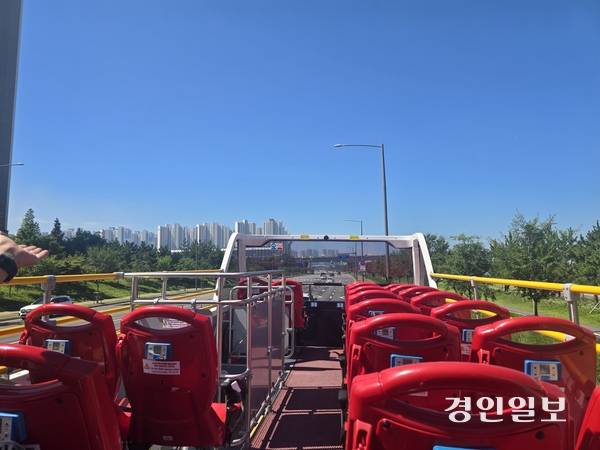 시흥시가 전국 최초로 도입한 전면 개방형 2층 시티투어 버스가 배곧 해안도로를 달리고 있다. 2025.7.28 시흥/김성주기자 ksj@kyeongin.com