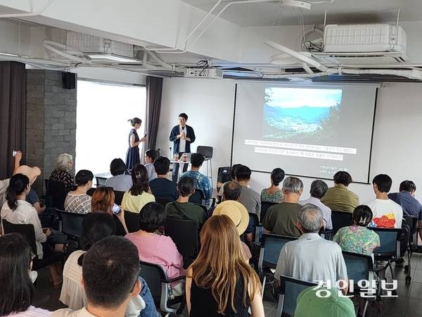 28일 오후 강화군 복합문화공간 유유기지에서 열린 지역 소멸 문제 해결 모색 세미나에서 일본 가미야마 그린밸리 사쿠타 쇼스케 사무국장이 사례발표를 하고 있다. 2025.7.28 /정진오기자 schild@kyeongin.com