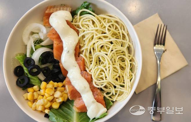 다이어트 샐러드 A브랜드의 연어 파스타 누들볼 메뉴. 신연경기자
