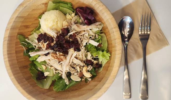 다이어트 샐러드 브랜드의 탄수화물, 단백질, 지방을 고루 갖춘 샐러드 메뉴. 신연경기자