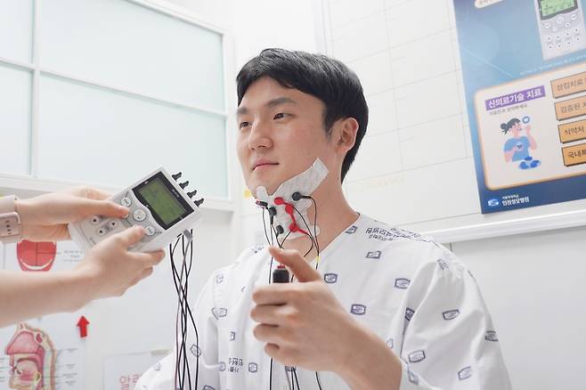 의료진이 'RS-STIM 1.0' 장비로 연하장애 재활치료를 시행하는 모습.