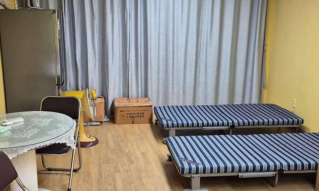 시설개선을 완료한 안산시 내 한 아파트 경비·청소 노동자 휴게시설 <경기도 제공>