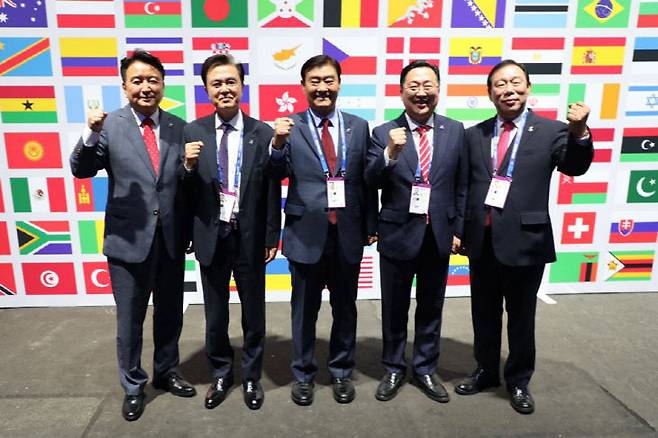 강창희 충청 U대회 조직위원장(가운데)과 최민호 세종시장, 이장우 대전시장, 김태흠 충남지사, 김영환 충북지사가 우측부터 나란히 2027 U대회 성공 개최를 다짐하고 있다. 사진=세종시 제공.