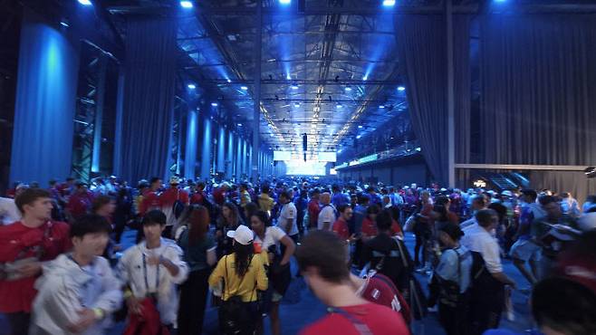 폐회식 전 운집한 선수단 모습. 사진=이희택 기자.