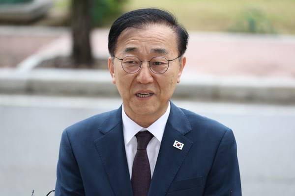 김윤덕 국토교통부 장관 후보자가 7월 15일 정부과천청사에 마련된 인사청문회 준비 사무실로 첫 출근하며 취재진 질문에 답하고 있다. 사진=연합뉴스 제공