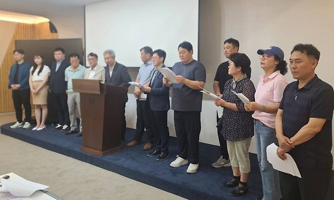 기자회견 하는 육거리종합시장상인회와 시민사회단체 회원들 [촬영 전창해 기자]