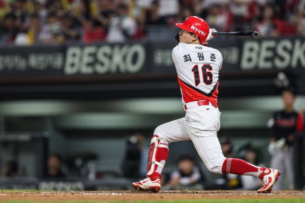 KIA 타이거즈 최원준이 지난 23일 광주-기아 챔피언스 필드에서 열린 2025 신한 SOL뱅크 KBO리그 LG 트윈스와 홈 경기에서 안타를 때리고 있다. KIA 타이거즈 제공