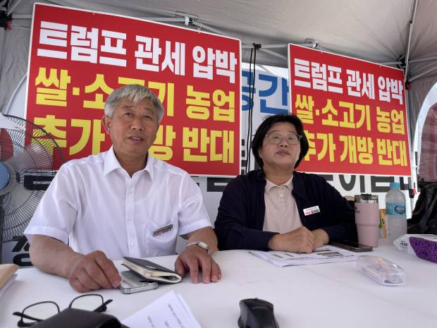 전라남도의회 박형대 의원(왼쪽)과 오미화 의원이 28일 전남도청 앞 농성장에서 정부의 쌀·소고기 등 농업추가개방에 반대하는 천막농성을 하고 있다. 진보당 전남도당 제공