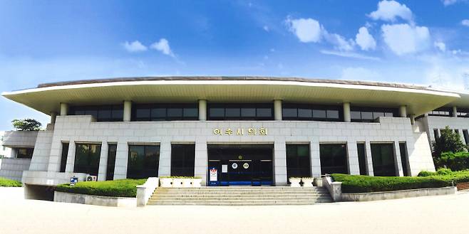 더불어민주당 소속 전남 여수시의원들이 음주·폭력으로 추태를 부려 지역민들의 공분을 사고 있는 가운데 여수 시민사회단체가 28일 잇따라 성명을 내고 자리에 참석한 시의원들의 전원 징계를 촉구하고 나서는 등 이에 따른 파장이 지역 내에서 확산되고 있다. /여수시의회 제공