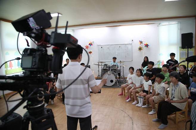 김대중 교육감과 청풍초 학생들이 할머니와 나와 민들레 영화 촬영을 하고 있는 모습. /전남도교육청 제공