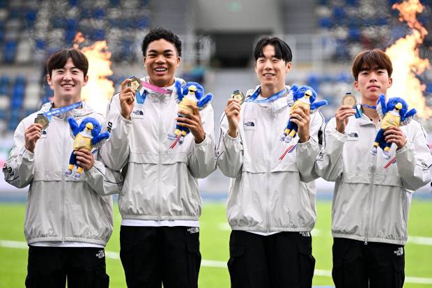 27일 열린 라인-루드 하계 U대회 남자 계주 400ｍ 경기에서 금메달을 합작한 서민준(왼쪽부터), 나마디 조엘진, 이재성, 김정윤이 금메달을 목에 걸고 포즈를 취하고 있다. <U대회 홈페이지>