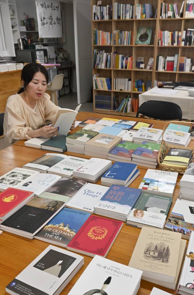 ‘인문도시 광주’를 실현하기 위해서는 책 생태계를 새롭게 조성해야 할 것으로 보인다. 독립서점 ‘기역책방’에서 한 독자가 책을 읽고 있는 모습.  <광주일보 DB>