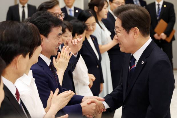 이재명 대통령이 28일 용산 대통령실에서 열린 임명장 수여식에서 안규백 국방부 장관과 인사하고 있다./연합뉴스