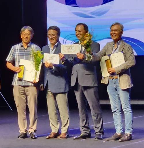 ◇27일 인천 학산소극장에서 열린 제4회 대한민국 시민연극제 시상식 무대에 오른 (사진 왼쪽)김진국 봄내 대표.