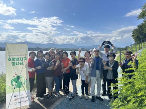 ◇춘천동부노인복지관(관장:김종세) 소속 초록발자국 봉사단이 지난 21일 우두동 두미르 아파트 산책로 일대에서 ‘EM(유용 미생물) 흙공 던지기’ 활동을 진행했다.