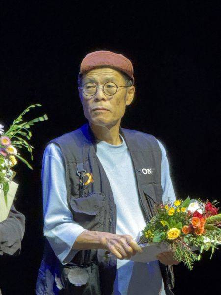 지난 3일 인천 서구문화회관에서 열린 제43회 대한민국연극제 시상식에서 연극 '대찬 이발소'로 연기상을 탄 극단 미소 천영훈 배우. 사진=경남연극협회