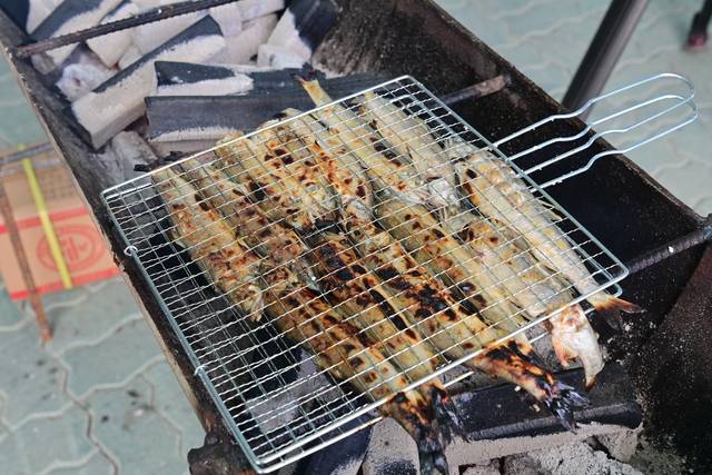 봉화읍 내성대교 아래 마련된 숯불 은어구이 체험장의 은어구이 모습. 봉화군 제공