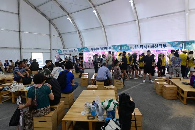제27회 봉화은어축제장의 대형 천막 아래 조성된 '은어 힐링스테이션'. 이곳은 간단한 먹거리와 음료 외에도 어린이 체험존과 미니카페가 운영돼 전 세대가 함께 쉴 수 있는 공간으로 각광받고 있다. 봉화군 제공