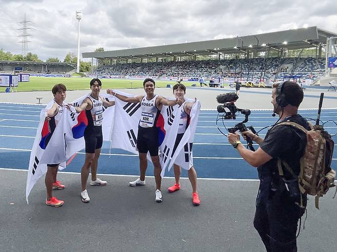 27일(한국시간) 독일 보훔 로르하이데 스타디움에서 열린 U대회 육상 남자 400ｍ 계주 결선에서 우승한 한국 선수들이 기념 촬영을 하고 있다. 왼쪽부터 김정윤, 이재성, 나마디 조엘진, 서민준. <대한육상연맹 제공>