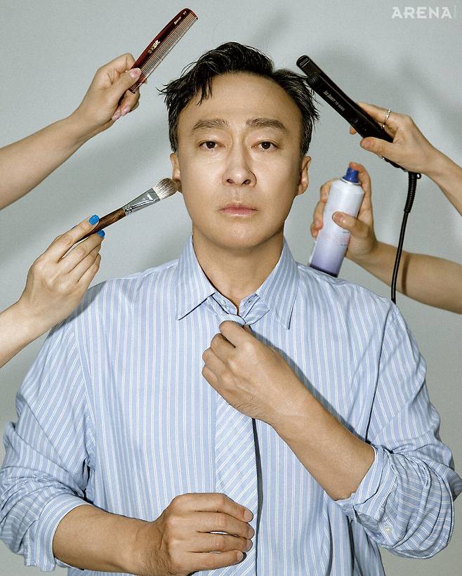 스트라이프 셔츠와 타이 모두 코스 제품.