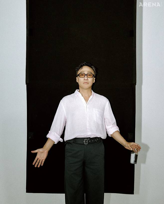 &nbsp;리넨 셔츠 아스페시, 와이드 팬츠 메종 키츠네, 안경 젠틀몬스터×메종 마르지엘라 제품.