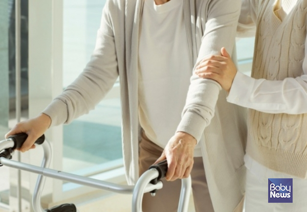 고령 인구가 급증하면서 의료와 돌봄 수요도 빠르게 늘고 있는 가운데, 2072년에는 건강보험 보험료율이 지금의 3.5배로 상승할 것이라는 관측이 제기됐다. ⓒ베이비뉴스