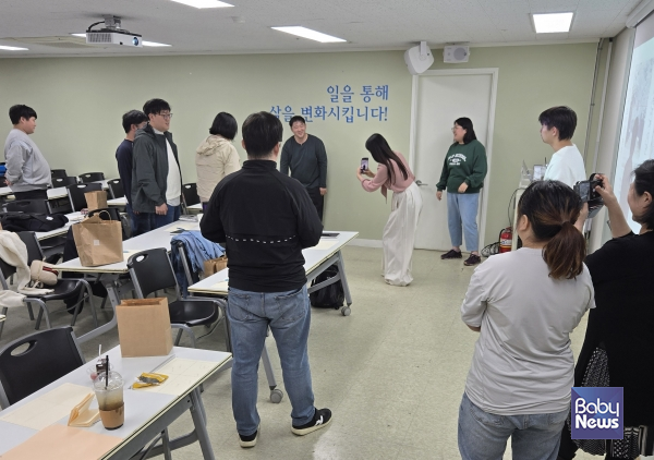 배우 겸 크리에이터 이지현 강사가 스마트폰으로 사진 잘 찍는 요령을 교육생들에게 가르치고 있다. ⓒ휴먼에이드포스트