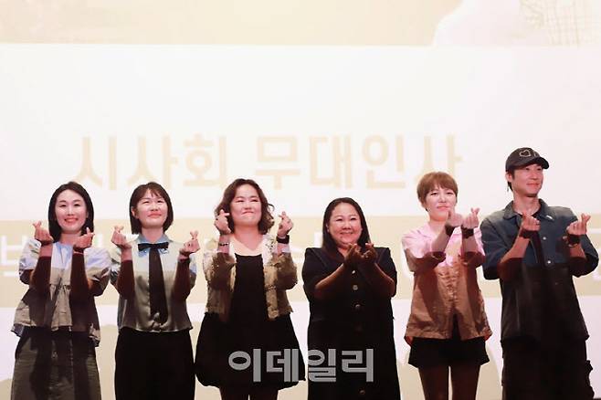 지난 23일 서울 용산 CGV 아이파크몰에서 열린 뮤지컬 ‘오지게 재밌는 가시나들’ 공연 실황 영화 VIP 시사회 현장에 참석한 배우들이 기념 촬영을 하고 있다(사진=라이브 제공).