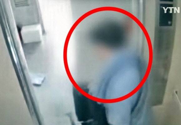 인천시 연수구 송도동 아파트에서 사제 총기를 발사해 아들을 살해한 혐의를 받는 60대 남성. (사진=YTN 캡쳐)