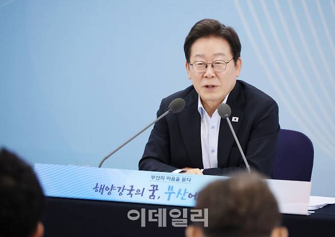 이재명 대통령이 25일 부산 부경대에서 열린 타운홀미팅 ‘부산의 마음을 듣다’ 지역 주민 간담회에서 발언하고 있다.(사진=뉴시스)