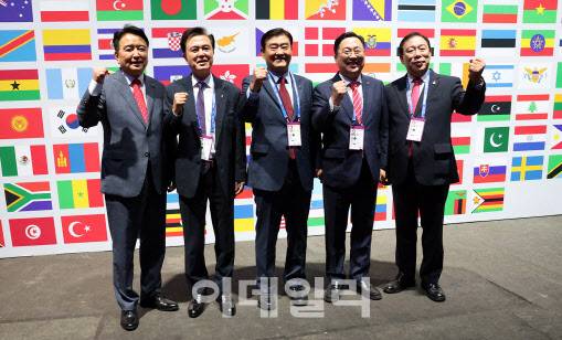 이장우 대전시장(가운데 오른쪽)과 김태흠 충남지사(가운데 왼쪽), 최민호 세종시장(오른쪽) 등 충청권 4개 시·도지사와 강창희 조직위원장(가운데)이 27일(현지시각) 독일 뒤스부르크 노드 환경공원에서 열린 ‘라인루르 하계 유니버시아드대회’ 폐회식에 참석한 뒤 기념촬영을 하고 있다. (사진=충남도 제공)