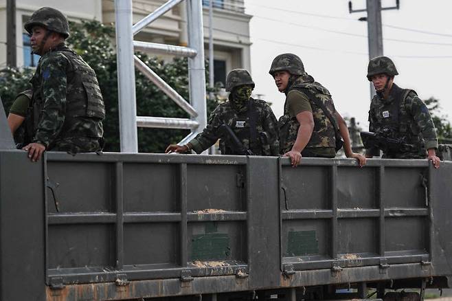 26일 태국 국경 지역 시사켓에서 태국 군인들이 군용 트럭을 타고 이동하고 있다. (AFP/뉴시스)